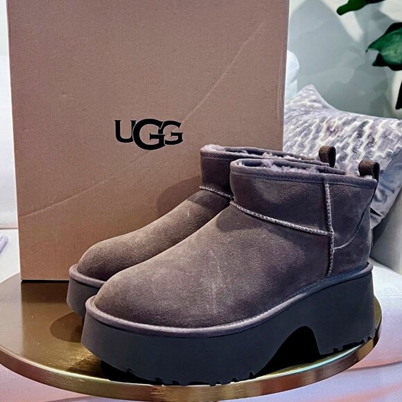 Women's Classic Ultra Mini New Heights Boot Size 10 - Picture 1 of 12